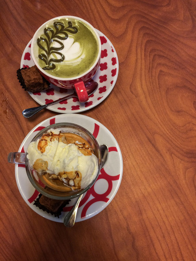 Neighborhood cafe with excellent drinks