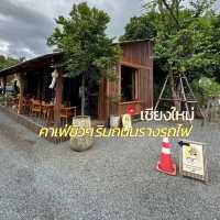 คาเฟ่ชิวๆ ริมถนนรางรถไฟที่เชียงใหม่ 🚂