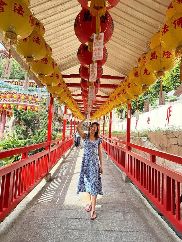 Inside Malaysia’s Largest Buddhist Temple – Kek Lok Si, Penang