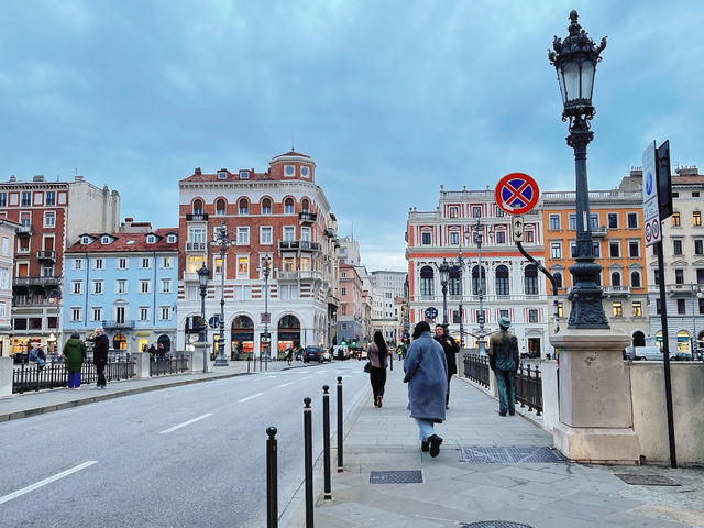 Trieste: Italy's Unique Border City – A Solo Traveler's Paradise! 🇮🇹🇦🇹