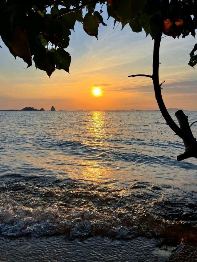 วิวพระอาทิตย์ตกที่สวยงามริมทะเล ศรีราชา