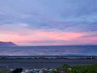 七星潭乍現粉紅海，夕陽染色的浪漫時刻