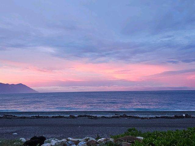 七星潭乍現粉紅海，夕陽染色的浪漫時刻