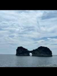 夕陽に染まる奇跡の島、円月島で心に残る絶景体験を