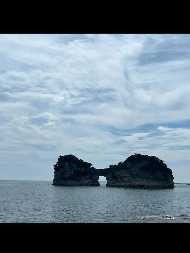 夕陽に染まる奇跡の島、円月島で心に残る絶景体験を