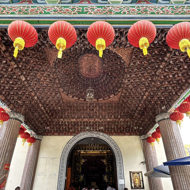 Solo Traveler's Guide to Kek Lok Si Temple: Penang's Majestic Buddhist Wonder** 🏯