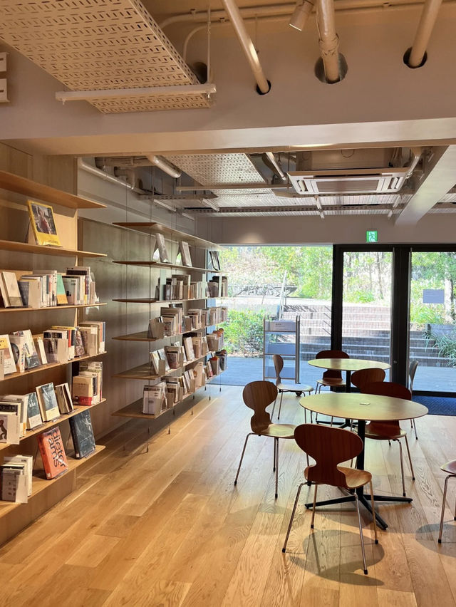 Waseda International House of Literature (Haruki Murakami Library) – A Lyrical Tunnel of Words in To