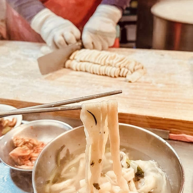 Solo Feasting at Gwangjang Market: Seoul’s Ultimate Street Food Adventure!** 🍜🎪