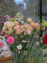 ชวนมาเวิร์คช็อปจัดดอกไม้ ที่คาเฟ่สุดมินิมอล 💐