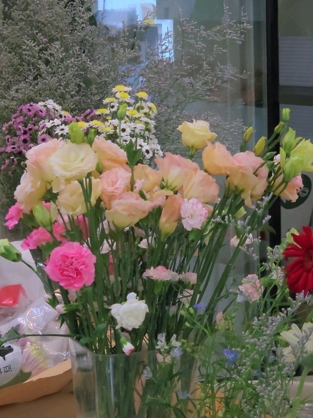 ชวนมาเวิร์คช็อปจัดดอกไม้ ที่คาเฟ่สุดมินิมอล 💐