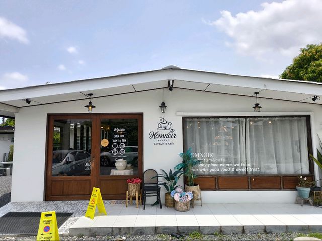 Homnoir หอมนัวร์ somtum&cafe 