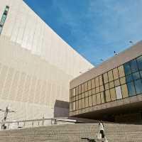 Hong Kong Cultural Centre – สัมผัสศิลปะริมน้ำ