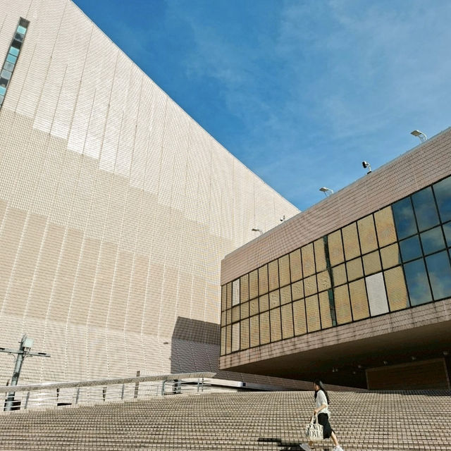 Hong Kong Cultural Centre – สัมผัสศิลปะริมน้ำ