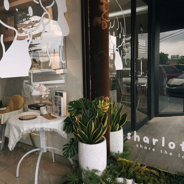 Sharlotte Cafe in Batam