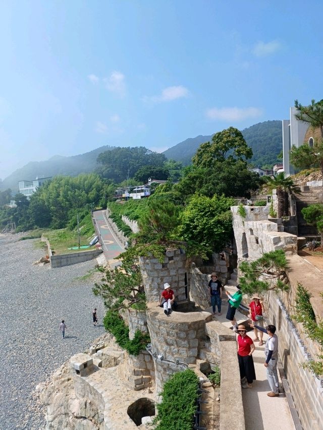 바닷가 절벽 위에 자리한 독특한 돌 성채