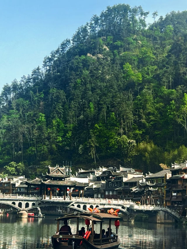 📍Xiangxi · Fenghuang Ancient Town 🌧️ A Rainy Day’s Romance in a Riverside Town