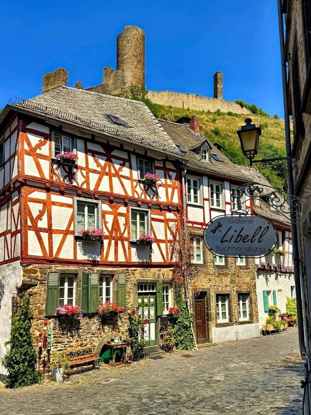 🏡🌿 Monreal: A Fairytale Village in the Eifel
