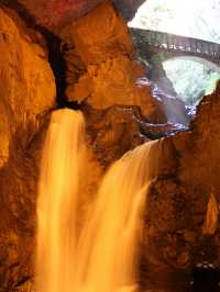 The Silent Watch of the 'Lion': How to Feel the Weight of Geological Time in an Underground Void?