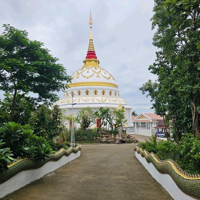 กราบพระธาตุ เดินชมสกายวอล์ก - วัดพระธาตุดอยสะเก็ด