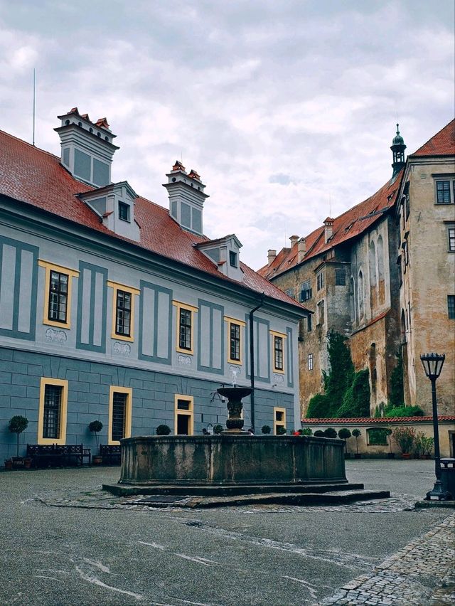 Český Krumlov: Fairytale Vibes in Czech Republic 🏰🛶