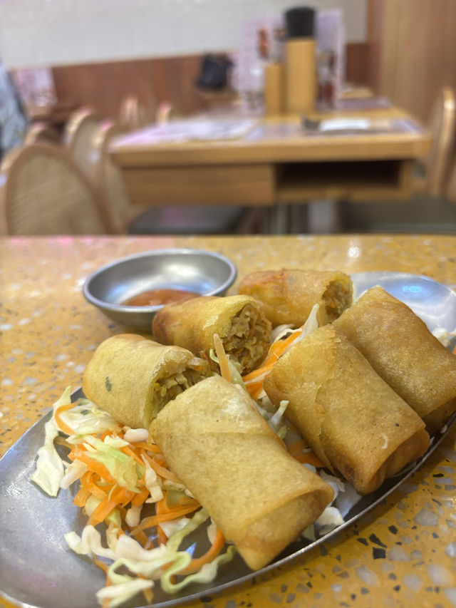 🌶️ 屯門泰料黑馬！「燒豬頸肉+炸蝦餅」封神組合～海南雞鮮嫩到犯規！