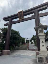 日本沖繩|波上宮——臨海朱紅聖域,龍口淨水與金色神獸庇佑,俯瞰波之上海灘的祈願之所