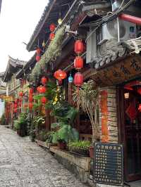 Walking through Lijiang Ancient Town is a total vibe! 🌈