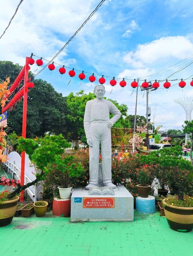 Discover Melaka Sunny Statues Temple Beauty🌸