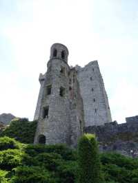 遊客排隊親石頭還要收費/布拉尼城堡