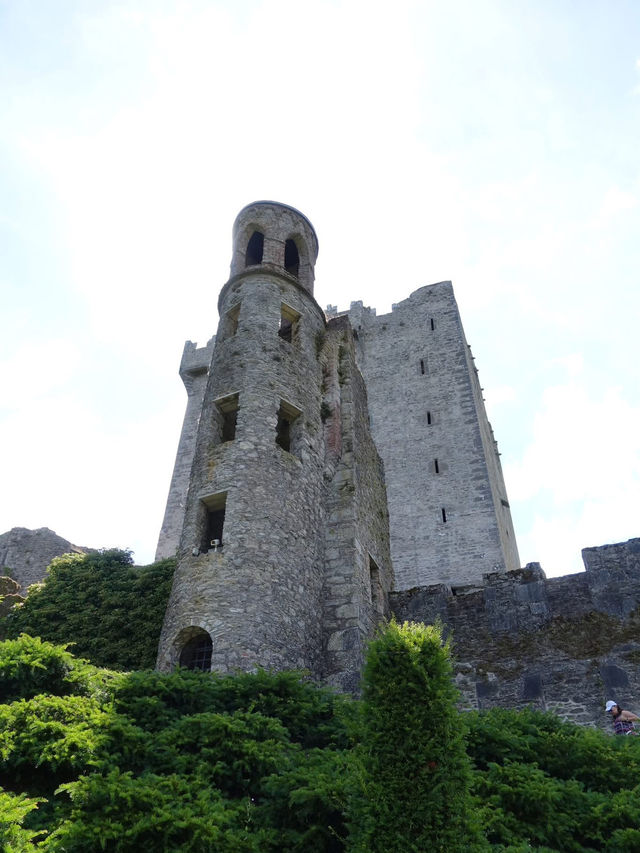 遊客排隊親石頭還要收費/布拉尼城堡