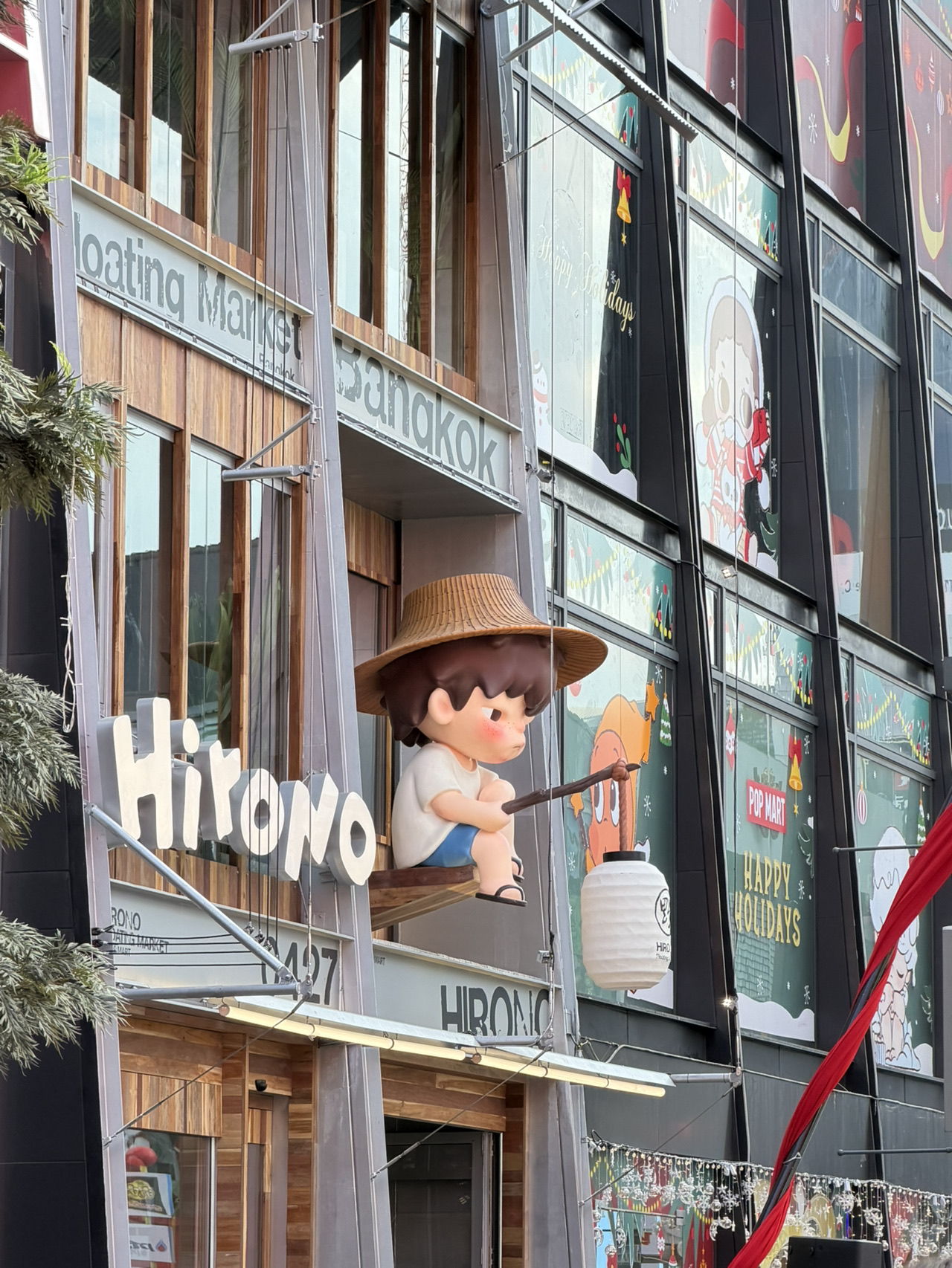 If you’re looking for something a little different in Bangkok, the Hirono Floating Market with its POP MART pop-up is a fun and unexpected stop. This isn’t a traditional floating market—it’s a creative mash-up of local market vibes and modern pop art, all wrapped in the whimsical world of Hirono.
Arrive early if you can, especially on weekdays. It’s much easier to browse before the crowds build up. Wander past the floating-style stalls, pick up small handmade items, and sample local snacks—the coconut pancakes are surprisingly addictive. A short boat ride around the area also makes for great waterside photos.
The highlight is the POP MART pop-up store. Inside, you’ll find limited Hirono merchandise, from collectibles and clothing to art prints and home décor. The space itself is worth exploring, with colourful installations and display corners that are perfect for photos. The central exhibition area really stands out, featuring bold, expressive artworks and interactive spots that make the whole experience feel lively and immersive.
Don’t miss:
• Taking photos with the oversized Hirono figure and mural outside the pop-up
• Checking out on-site exclusive merchandise (some pieces aren’t sold elsewhere)
• Watching local artists customise items live
• Exploring the exhibition zone filled with paintings and small artisan showcases
Tips before you go:
Visit on a weekday morning for a calmer experience. Bring cash, as some market stalls don’t accept cards. The pop-up and exhibition are indoors, but the market area is open-air—light clothing and staying hydrated will make the visit much more comfortable.
Overall, it’s a charming, creative spot that blends Bangkok’s market culture with pop-art flair—especially enjoyable if you’re a Hirono or POP MART fan.
#Bangkok #FloatingMarket #Hirono #POPmart #travel #ArtExhibition #Hironofloatingmarket