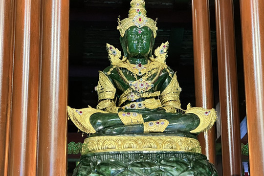 タイ・チェンライ】エメラルド仏像が美しいワット・プラケオ | Trip