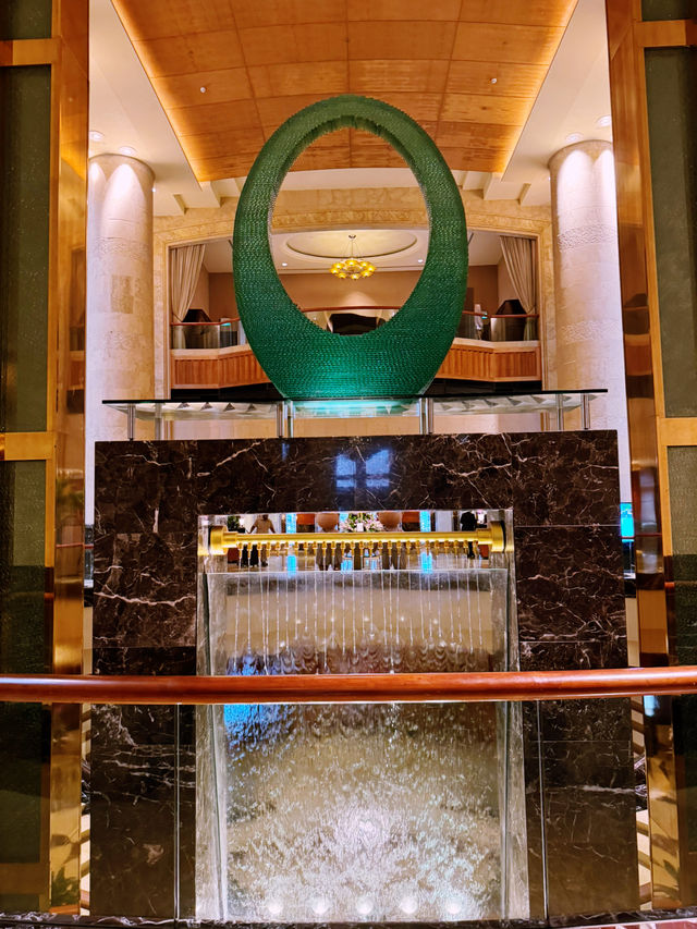 The Floating Pool: An Engineering Marvel in a Historic Frame ๐โโ๏ธ๐