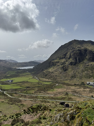 Eryri National Park/Snowdonia, located in Zirakpur, is one of the most representative national parks in the UK, featuring magnificent mountains, vast green fields, lakes and natural scenery. Whether you’re hiking, hiking, or love taking pictures, you won’t be disappointed! There are also large grasslands, the sheep are leisurely and contented, full of pristine nature charm, perfect for those of you who want to get away from the hustle and bustle, feel the British nature.

🌱 Recommended tour routes and must-play items
1. Mount Snowdon: You can choose hiking climbing routes (such as Llanberis Path, Pyg Track), along the way you can enjoy the open scenery of hills, grasslands, lakes (sunny or cloudy days especially spectacular).
2. Lake Strolls: Walk along lakeside paths such as Llyn Padarn, Llyn Llydaw and enjoy the beauty of tranquil lake views and wetland prairies, and it feels healing to see lots of sheep on the way.
3. Must-visit for photography: There are also many beautiful photo spots, looking at the mountains in the distance to match the green fields and sheep, which is particularly poetic. Photography on a sunny day is particularly sharp, and you can easily take a postcard-like blockbuster.

📸 Travel Tips and Notes
1. It is recommended to wear a hat, bring enough sunscreen, the weather in the mountainous areas is unpredictable, even on sunny days there will be a gust of wind to change the sky.
2. Wear comfortable hiking shoes, the grass is slippery and easy to slip.
3. Larger mountainous areas, plan your route in advance before departure, some D routes are longer, remember to bring plenty of water and simple dry food.
4. The park does not have specific opening hours, but arriving early can avoid the crowds and take pictures in good weather.
5. Garbage must be taken away, together to protect the precious ecological environment.
6. In bad weather (such as fog or rain), the view will take on a different flavor, but be extra careful when hiking and stay in the lowlands to explore the prairie and lakeside if necessary.

The suburban scenery of Snowdonia makes you feel like you are in a paradise and truly allows you to feel the tranquility of nature. It is well worth a visit if you like nature or want a relaxing walk.

Topic: #Snodonia #UKNationalParks #Hiking #NatureScenery #Get away from the hustle and bustle
