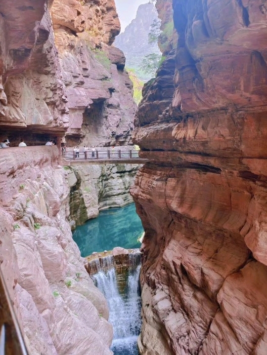 ภูเขาอวิ๋นไถ (Yuntai Mountain) | หนีร้อนไปพักใจท่ามกลางธรรมชาติสีเขียวมรกต