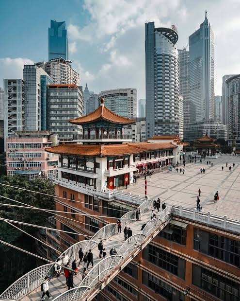 Sejujurnya, aku nggak nyangka Chongqing bakal seunik ini. Kotanya berasa kayak labirin di dunia nyata, dengan jalanan, kereta, dan gedung-gedung yang bertumpuk satu sama lain. Kalau kamu mampir ke sini, ini dia tempat-tempat yang paling bikin aku terkesan:

 1. Stasiun Liziba
Ngeliat kereta lewat persis di tengah-tengah gedung apartemen itu beneran segila yang ada di internet. Aku sempet diem lama di sana karena rasanya masih nggak percaya.

 2. Hongya Cave (Gua Hongya)
Tempat ini berubah total setelah matahari terbenam. Lampu-lampu yang berkilauan, pemandangan pinggir sungai, dan arsitektur tradisionalnya bikin suasana berasa kayak lagi di dalam film. Bener-bener spot favoritku buat jalan-jalan malam.

 3. Kuixinglou Square
Di sinilah aku baru paham kenapa Chongqing disebut "kota 8D". Aku pikir lagi berdiri di lantai dasar, eh ternyata aku ada di lantai 22. Benar-benar bikin bingung arah—tapi seru banget!

 4. Kereta Gantung Sungai Yangtze
Hampir aja aku skip yang satu ini, tapi untung nggak jadi. Melayang di atas Sungai Yangtze dengan pemandangan cakrawala kota di sekeliling itu salah satu momen yang bikin aku cuma bisa diem dan nikmatin suasananya.

Chongqing itu tipe kota yang nggak bakal cukup cuma lewat foto doang. Kamu beneran harus ngerasain sendiri pengalamannya.