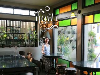 ☕🌊 วันนี้พามาคาเฟ่ริมทะเลระยองที่บรรยากาศดีมาก 🌿 นั่งชิลรับลมทะเลเพลิน ๆ แถมเมนูต่างๆยังหยิบวัตถุดิบท้องถิ่นของระยองมาสร้างสรรค์เป็นเมนูน่าลองที่ Rue Du Fah Coffee & Tea House (ฤดูฟ้า) 💙

🥤 เริ่มต้นด้วยเครื่องดื่มเย็นกันก่อนกับ ทองระยองเพรสโซ่ กาแฟซิกเนเจอร์ของร้าน รสชาติเข้มกำลังดี หอมกาแฟ ดื่มง่าย ส่วนอีกแก้วคือ ชาใกล้รุ่งหอมหมื่นลี้ 🌼 ชาหอมละมุน สดชื่น แถมมีวุ้นให้เคี้ยวเพลิน ๆ อีกด้วย

🥟 ต่อด้วยของคาวอย่าง ขนมจีบกุ้ง และ ขนมจีบปู ลูกใหญ่ เนื้อแน่น ไส้เต็มคำ กินตอนร้อน ๆ อร่อย

🧇 ส่วนของหวานแนะนำเมนูนี้ ครอฟเฟิลกระรางไข่เค็ม ครอฟเฟิลหอมเนย อบจนกรอบ เสิร์ฟพร้อม "กระราง" วัตถุดิบพื้นบ้านของระยองที่หากินยาก เพิ่มความละมุนด้วย ไอศกรีมกะทิคาราเมลไข่เค็ม 🍨 หวาน มัน เค็มนิด ๆ กินคู่กันแล้วลงตัว เป็นเมนูที่ทั้งแปลกใหม่เพิ่งเคยลอง เเต่อร่อยจริง

🍵 ปิดท้ายด้วย ชาร้อนใกล้รุ่ง เสิร์ฟเป็นชุดชา กลิ่นหอม จิบตอนอุ่นๆ รู้สึกช่วยผ่อนคลายเลย

🌊 นอกจากเมนูอร่อย ๆ แล้ว ด้านนอกยังมี โซนที่นั่งริมทะเล ให้นั่งรับลมเย็น ๆ ฟังเสียงคลื่น ชมวิวทะเลแบบเพลิน ๆ เรามาช่วงเช้า บรรยากาศกำลังดี

💙 ใครกำลังหาคาเฟ่ริมทะเลในระยอง ที่ครบทั้งวิวสวย เครื่องดื่มดี อาหารอร่อย และเมนูที่นำวัตถุดิบท้องถิ่นมาต่อยอดได้อย่างน่าสนใจ แนะนำให้แวะมาที่ Rue Du Fah Coffee & Tea House แล้วจะได้ทั้งความอร่อยและเสน่ห์ของระยองกลับไปด้วย

📍 Rue Du Fah Coffee & Tea House

#ไปมาแล้วShareToStori es #RueDuFah  #ฤดูฟ้า  #TasteRayongInANewWay  #เที่ยวระยอง  #คาเฟ่ระยอง  #คาเฟ่ริมทะเล  #RayongCafe 