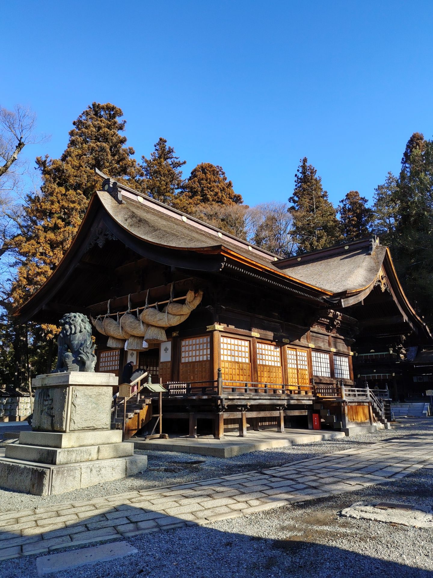 ✨🏨 Magnificent Ryokan by the Lake! Kamisuwa Onsen Hama no Yu 🇯🇵♨️

🏨 A grand and opulent hotel on the shores of Lake Suwa.
The hotel is huge and opulent, situated right on the shores of Lake Suwa. The interior is decorated in a classic Japanese style. The spacious lobby features a koi pond and luxurious décor, creating a relaxing atmosphere from the moment you check in. 🏛️✨

🛏️ Authentic Japanese-style rooms with a warm and inviting atmosphere.
The rooms are in the style of a traditional Japanese ryokan, featuring tatami mats and thick, comfortable futon mattresses. The rooms are spacious, with beanbag chairs and a tea table by the window for relaxing and enjoying the view of Lake Suwa in the evening. The warm sunlight streaming in creates a wonderful mood. 🌅🍵

♨️ Huge and beautiful onsen! The ultimate relaxation!
A must-see highlight is the onsen area! It's large, spacious, beautifully decorated, and incredibly inviting. The water is pure natural mineral spring water. Take a dip to relax and relieve the fatigue from sightseeing. I guarantee you'll feel incredibly comfortable and refreshed, a perfect 10/10! You'll be fully recharged! ♨️✨

📸 Suwa, a super chill small town, a must-visit for photography enthusiasts!
Suwa is a charming small town by the lake with a peaceful atmosphere and plenty of tourist attractions and stylish photo spots. From scenic viewpoints around the lake to ancient shrines, it's perfect for photographers and content creators. Add this town to your list – you won't be disappointed! 🌊🚲📸
If you're planning a trip to Nagano and want to experience a relaxing lakeside atmosphere in a chill town, I recommend Kamisuwa Onsen Hama no Yu. You'll get beautiful photos and a truly restful experience! 💖👍
#TravelJapan #HotelReview #BeautifulAccommodationReview #Nagano #Onsen