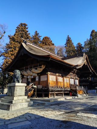 ✨🏨 Magnificent Ryokan by the Lake! Kamisuwa Onsen Hama no Yu 🇯🇵♨️

🏨 A grand and opulent hotel on the shores of Lake Suwa.
The hotel is huge and opulent, situated right on the shores of Lake Suwa. The interior is decorated in a classic Japanese style. The spacious lobby features a koi pond and luxurious décor, creating a relaxing atmosphere from the moment you check in. 🏛️✨

🛏️ Authentic Japanese-style rooms with a warm and inviting atmosphere.
The rooms are in the style of a traditional Japanese ryokan, featuring tatami mats and thick, comfortable futon mattresses. The rooms are spacious, with beanbag chairs and a tea table by the window for relaxing and enjoying the view of Lake Suwa in the evening. The warm sunlight streaming in creates a wonderful mood. 🌅🍵

♨️ Huge and beautiful onsen! The ultimate relaxation!
A must-see highlight is the onsen area! It's large, spacious, beautifully decorated, and incredibly inviting. The water is pure natural mineral spring water. Take a dip to relax and relieve the fatigue from sightseeing. I guarantee you'll feel incredibly comfortable and refreshed, a perfect 10/10! You'll be fully recharged! ♨️✨

📸 Suwa, a super chill small town, a must-visit for photography enthusiasts!
Suwa is a charming small town by the lake with a peaceful atmosphere and plenty of tourist attractions and stylish photo spots. From scenic viewpoints around the lake to ancient shrines, it's perfect for photographers and content creators. Add this town to your list – you won't be disappointed! 🌊🚲📸
If you're planning a trip to Nagano and want to experience a relaxing lakeside atmosphere in a chill town, I recommend Kamisuwa Onsen Hama no Yu. You'll get beautiful photos and a truly restful experience! 💖👍
#TravelJapan #HotelReview #BeautifulAccommodationReview #Nagano #Onsen