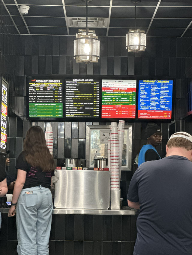 【アメリカ南部グルメ】Cook Outでボリューム満点の激安バーガーを！🍔 