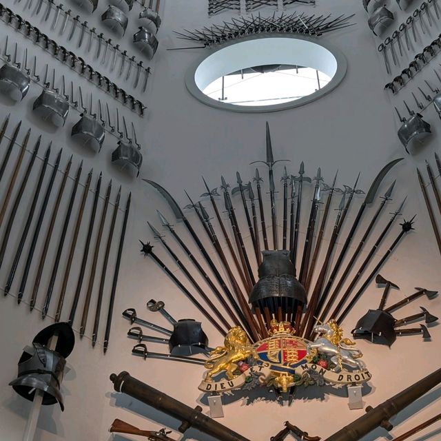 🏰 穿越歷史的武器時空！Leeds皇家軍械博物館的壯觀武器樓梯 🏰