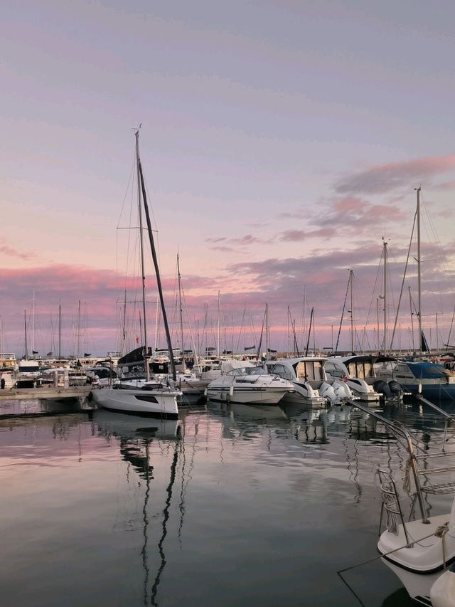Port Ginesta: Castelldefels' Coastal Treasure 🌊⛵