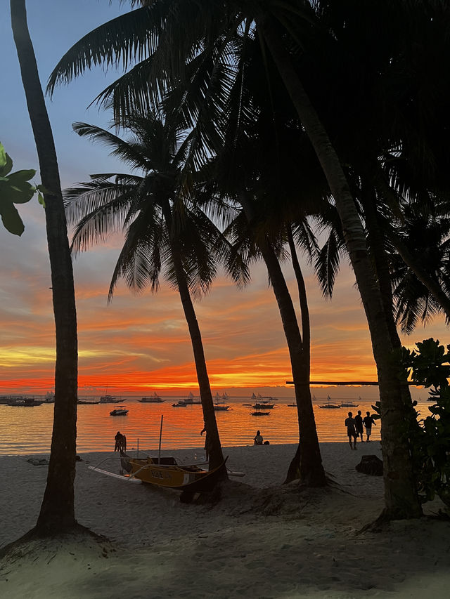 🌅✨ Boracay Sunsets – Where the Sky Falls in Love with the Sea 🌴💛 