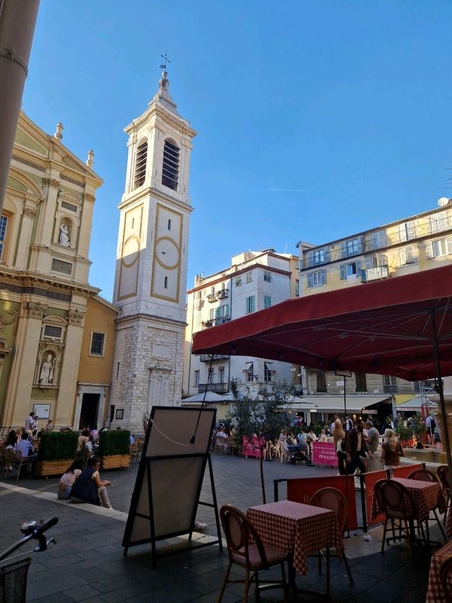 Get lost in the steets of old town Nice 🌐🧭