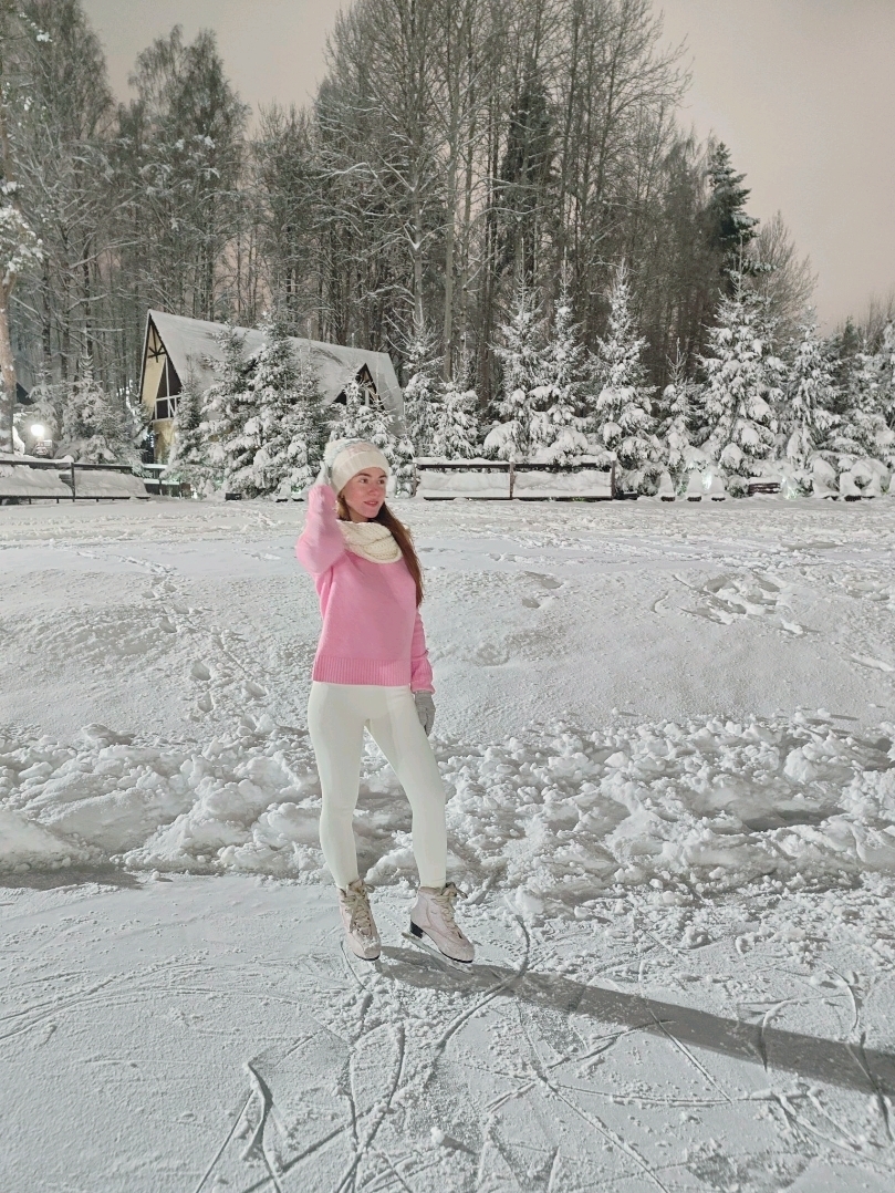 A cheap skating rink at a ski resort near St. Petersburg ❄️⛸️
