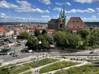 埃爾福特(Erfurt)位於德國中部圖林根盆地(Thüringer Becken)南緣、格拉河(Gera)兩岸,擁有近21.5萬名居民,是圖林根州首府,是該州最大的城市。宗教改革的發起者馬丁·路德曾於1501年至1505年在埃爾福特大學學習,1505年進入當地奧古斯丁修道院,並於1507年在埃爾福特主教座堂接受神父聖職;該主教座堂所在宗教聖地的歷史可追溯至8世紀。橫跨格拉河的克雷默橋(Krämerbrücke)橋上至今保存著32棟中世紀房屋和商鋪,是歐洲現存唯一仍連續建有房屋並保持商業功能的全建築橋樑。此外,埃爾福特還擁有巴洛克風格的彼得斯堡要塞、中歐現存最古老且保存最完整的舊猶太教堂,以及眾多半木結構建築和歷史市民住宅。2023年9月,以舊猶太教堂、猶太浴室(Mikveh)和石屋(Stone House)為核心的“埃爾福特中世紀猶太遺產”被聯合國教科文組織列入《世界遺產名錄》。