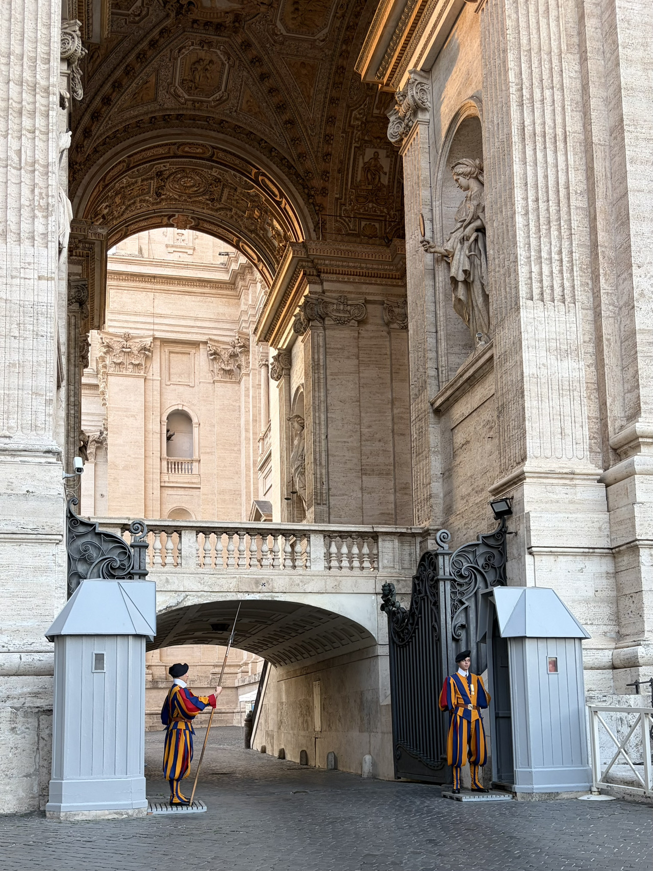 Lối vào Vương cung thánh đường Thánh Phêrô ở Vatican + ý tưởng quà lưu niệm