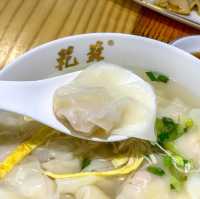 焼き餃子とワンタンの人気店「乾苏铁棍馄饨」