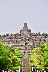 婆羅浮屠|||婆羅浮屠是世界上現存最大的佛教建築之一
