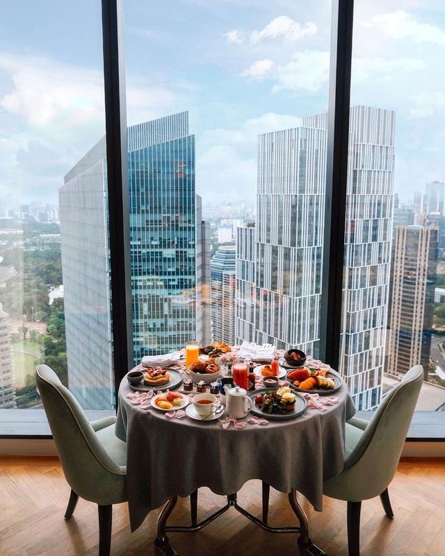 Indulge in Next-Level Luxury at Langham Jakarta’s “One-Bedroom Suite”! 🙌 Enjoy Stunning City Views and Relax by Two Gorgeous Pools. 💦🍹